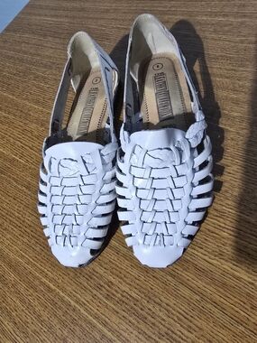 The Leather Collection Women's White Woven Leather Huarache Flats Size 8
